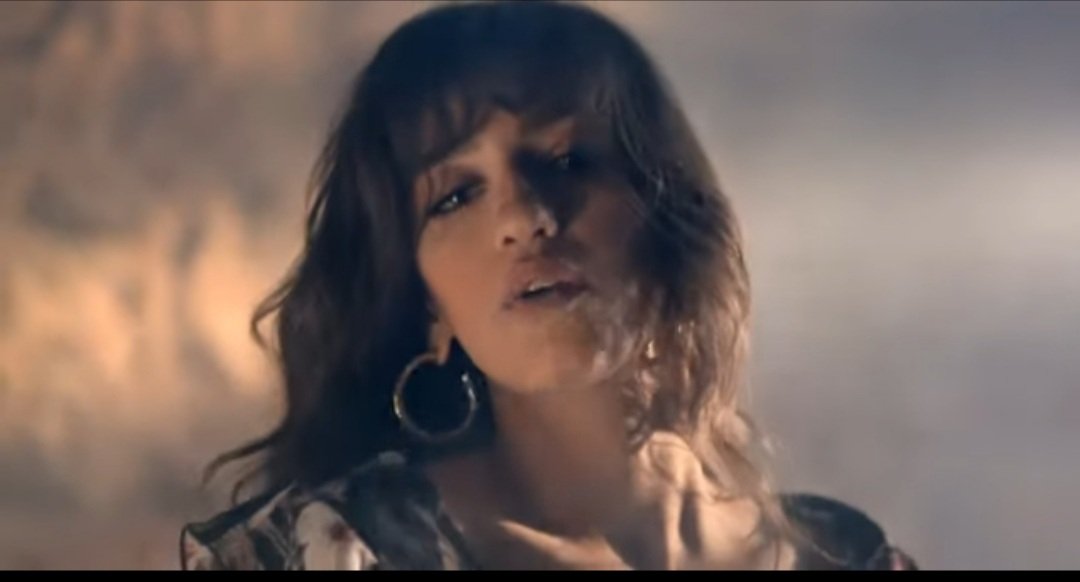 مابيل شديد تستقبل العام الجديد برائعتها what is love