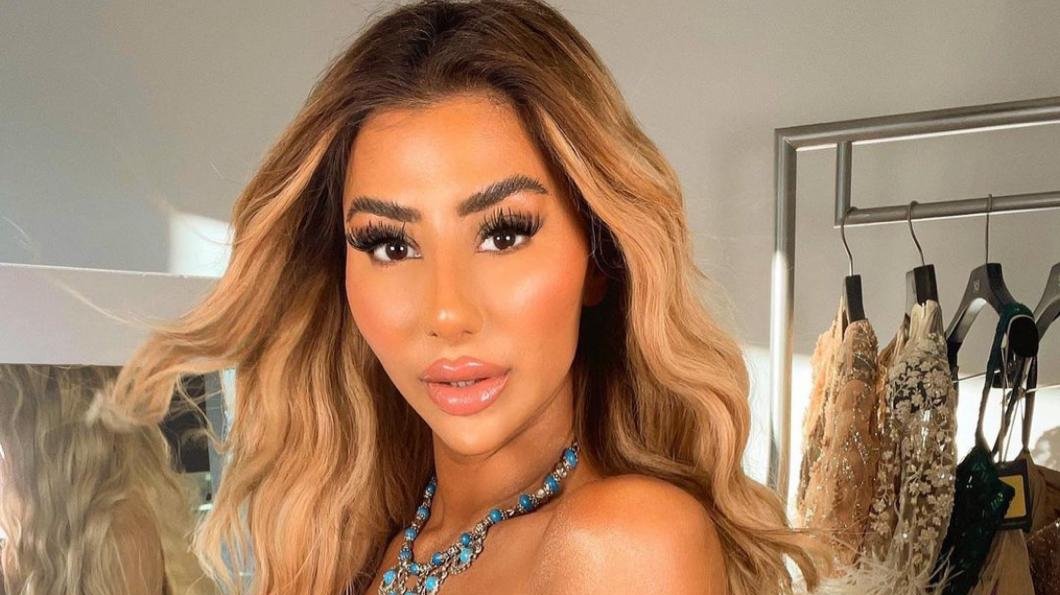 خبيرة المكياج العالمية “جينا بادين/ Gina Badhen” تشارك المتابعين صور لافتة