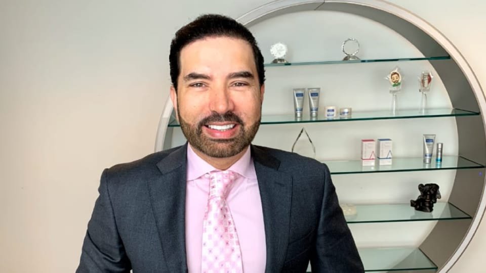 الدكتور سمايلي: يمكن لعملية Mommy Makeover ان تكون الحل الوحيد للأمهات بعد الإنجاب