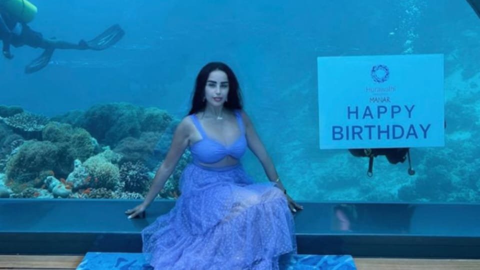 الفنانة منار تحتفل بعيد ميلادها في المالديف