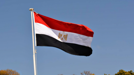 سابوها مفلسة.. إعلامي مصري يرد على منتقدي ارتفاع الديون (فيديو)