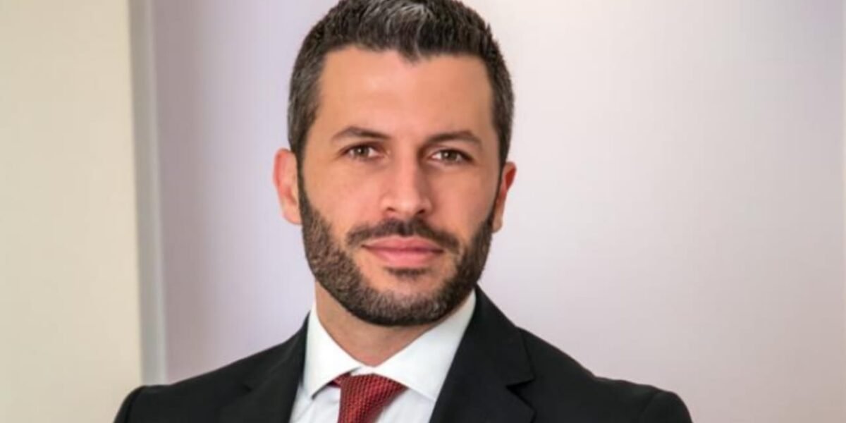 جورج زيادة يسلط الضوء على عملية شفط دهون الخد