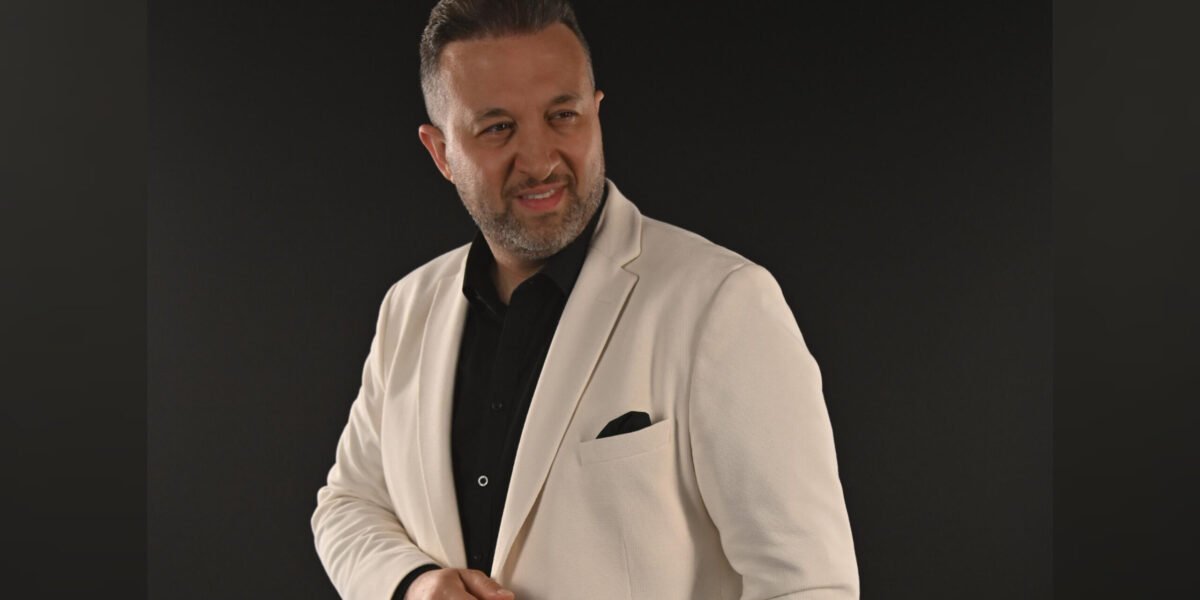 رياض العمر يشوّق جمهوره لعمل غنائي جديد.. هدية العيد تقترب