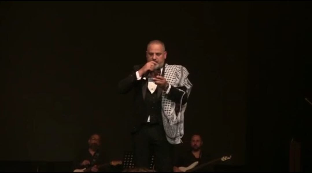 زكريا فحّام في وضع محرج بسبب الكوفية..ماالسبب!