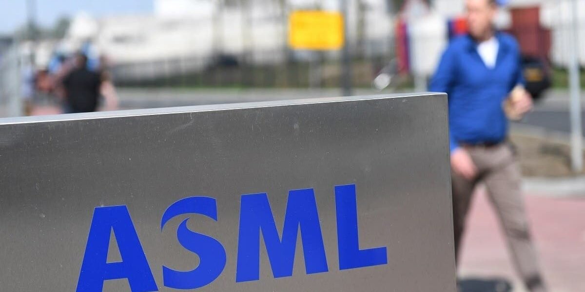 سهم “ASML” يقفز 7% بعد رفع توقعاتها لمبيعاتها السنوية بدعم من الطلب