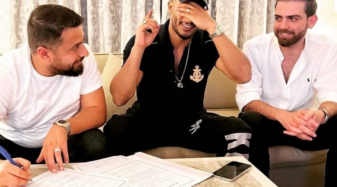 محمد رمضان يغمض عيناه ويوقع مع سلطنة برودكشن على بياض