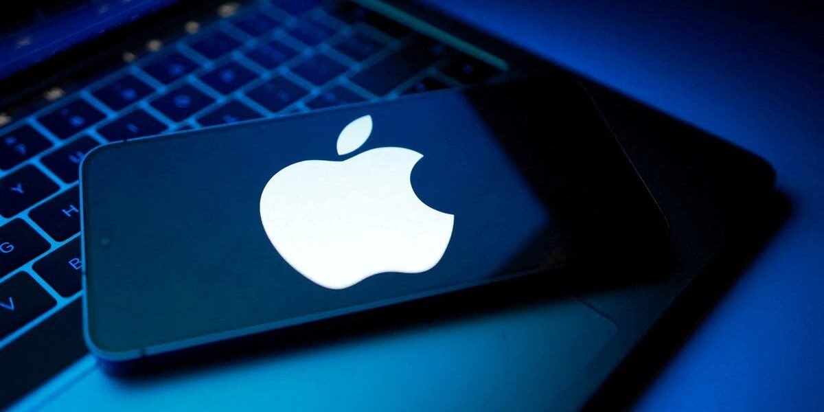 “أبل” تحتفل بالذكرى الخمسين لتأسيسها.. من حلم في “جراج” إلى عملاق بـ3.8 تريليون دولار