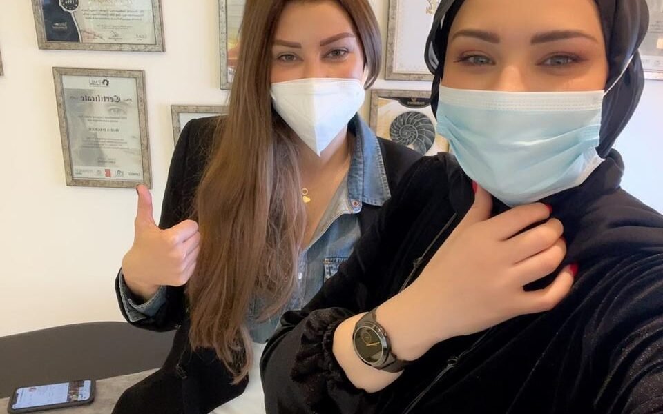 خبيرة التاتو هدى داغر تنشر صورة جديدة مع الإعلامية كارلا حداد