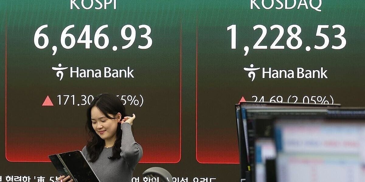 مؤشر كوسبي الكوري الجنوبي يهوي 8% والبورصة توقف التداول بعد تفعيل آليات الحماية