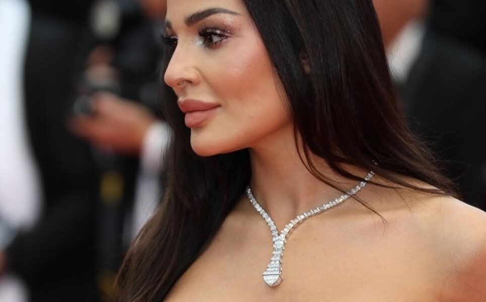 نادين نسيب نجيم تتألق بإطلالة أيقونية على السجادة الحمراء في مهرجان كان السينمائي**
